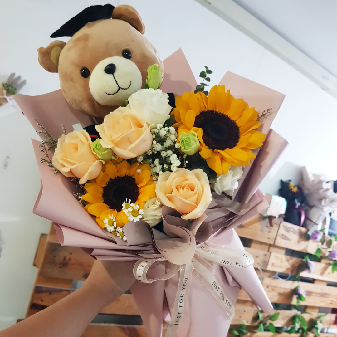 Graduation bouquet with Graduation Bear